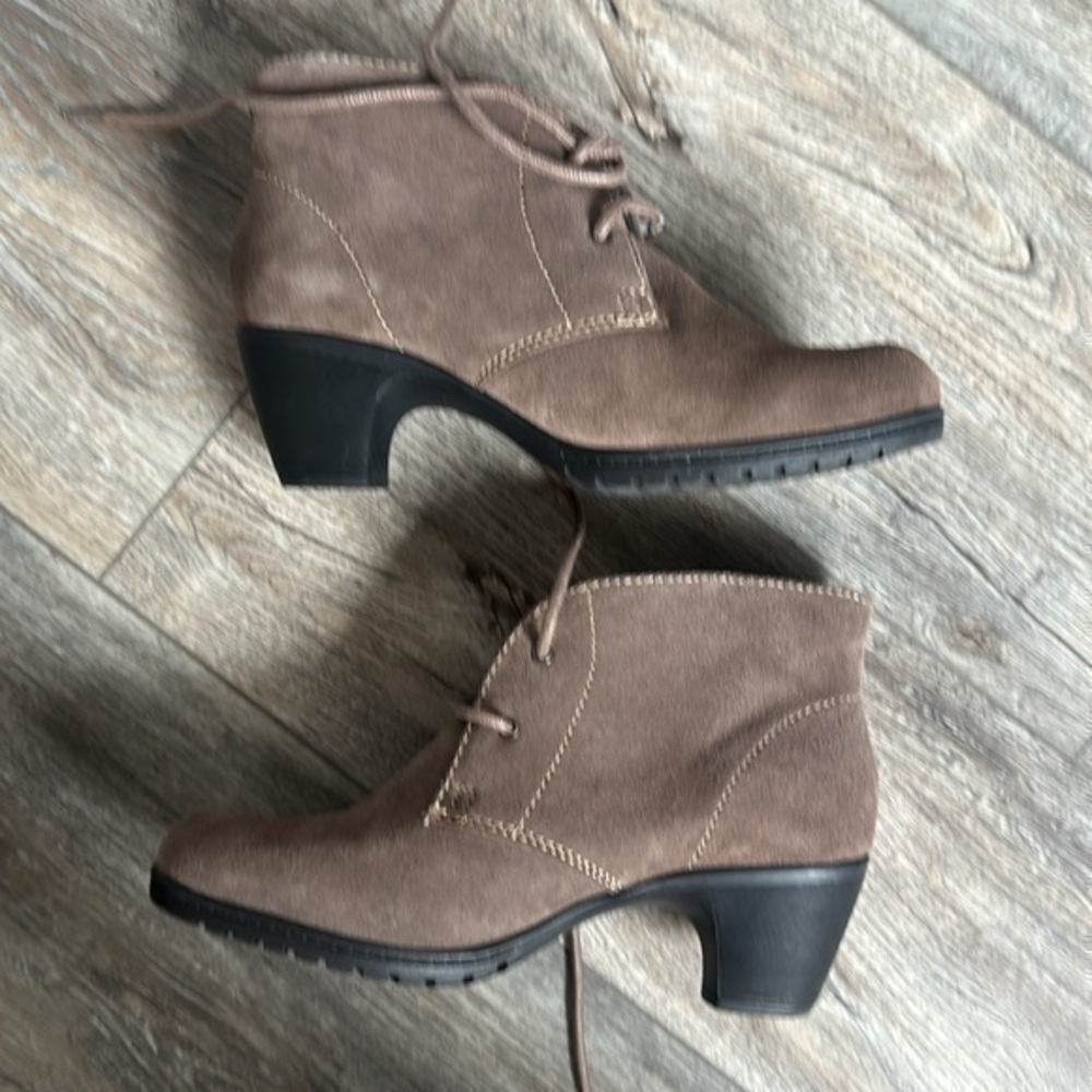 NWT Bass shoes Tan booties lace up new in box size 7.5